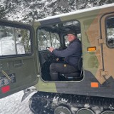 Tatry. Szlaki do Doliny Pięciu Stawów znów otwarte. Po lawinach odśnieżał je... mały czołg na gąsienicach