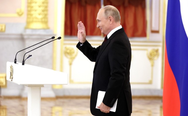 "Życzę odwagi i wytrwałości w obliczu tej trudnej, niepowetowanej straty" – napisał do króla Karola Władimir Putin.