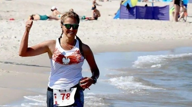 Rywalizacja na plaży sprawia uczestnikom maratonu sporo...