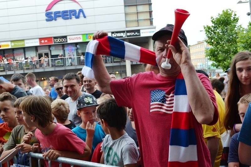 Prezentacja piłkarzy Podbeskidzia przed Galerią Sfera