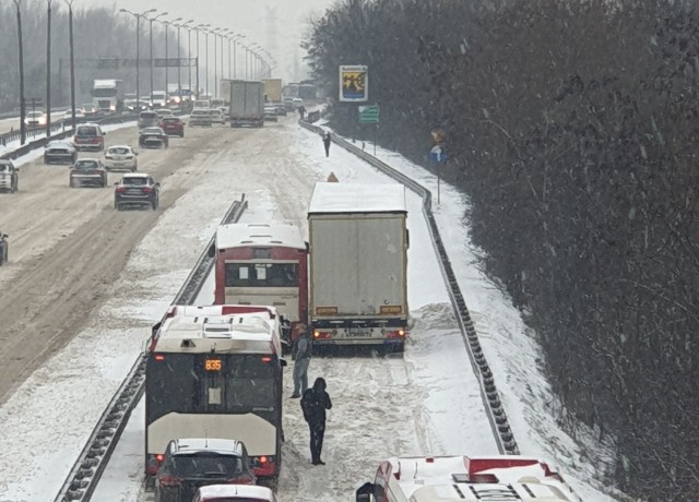 Autobus utknął na DK86 w Sosnowcu