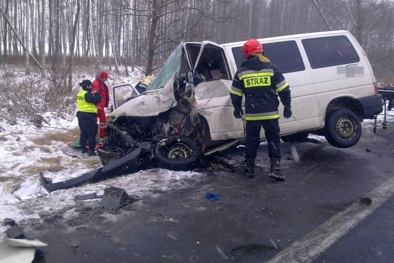 Przy węźle autostradowym w Prądach zderzył się bus z...