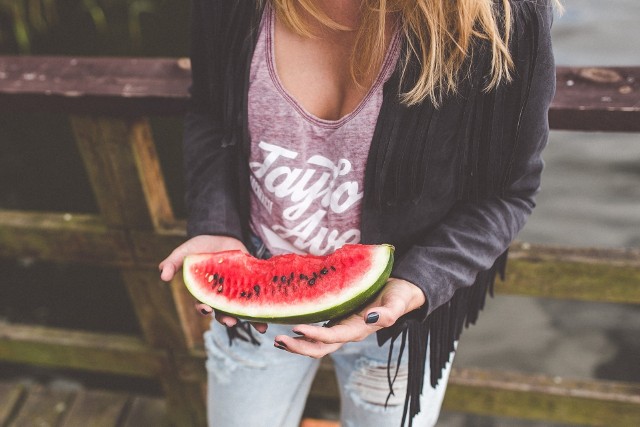 Co dzieje się z organizmem, gdy jesz arbuza? Czy ten kojarzący się z latem owoc jest zdrowy? Kto szczególnie powinien włączyć arbuzy do swojej diety?Ten soczysty owoc jest bogaty w wiele korzystnych dla zdrowia składników odżywczych. Dodatkowo arbuz to przekąska niskokaloryczna, wolna od alergenów a nawet niskowęglowodanowa. Naukowcy potwierdzają, że jedzenie arbuza może pomóc w zapobieganiu chorobom naczyniowym, dolegliwościom związanym ze starzeniem się, otyłości, cukrzycy, wrzodom i kilku rodzajom raka.Arbuz ma zaskakujące korzyści zdrowotne, których większość innych owoców nie jest w stanie zapewnić. Nie zawsze zdajemy sobie sprawę, jakie niesamowite właściwości posiada ten owoc.Kiedy powinniśmy jeść arbuza? W jaki sposób arbuzy wpływają na organizm? Zobacz koniecznie najważniejsze skutki jedzenia arbuzów na kolejnych slajdach >>>>>