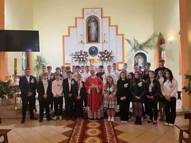 Bierzmowanie w parafii świętej Faustyny w Groszowicach. Więcej na kolejnych zdjęciach.