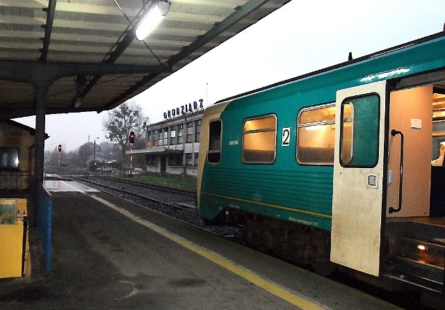 Planuje sie w trakcie remontu nie tylko wymianę torów. Przebuduje się łącznie ok. 40 przejazdów i 10 peronów. Na skrzyżowaniach z drogami pojawią się nowe rogatki i semafory, a infrastrukturę dopełnią urządzenia telekomunikacyjne i energetyczne. Prace potrwają w sumie 22 miesiące. Cała inwestycja kosztowac będzie blisko 94 miliony złotych.