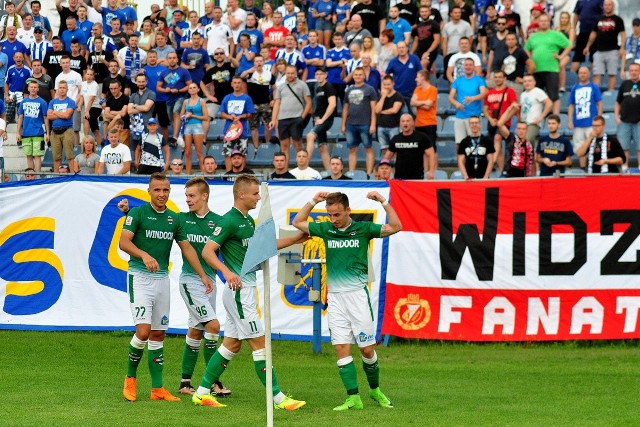 Patryk Mikita (pierwszy od lewej) został wybrany do jedenastki kolejki po wygranym 2:0 meczu Radomiaka z Ruchem w Chorzowie.