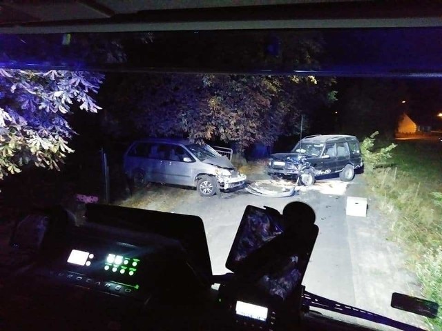 Do zdarzenia doszło w czwartek, 13 września, około godz. 2.00 w nocy w miejscowości Podjenin koło Gorzowa (gm. Bogdaniec). Kierowca terenówki uderzył w zaparkowany samochód. Porzucił auto i uciekł z miejsca zdarzenia. Siła uderzenia była bardzo duża. Terenówka oraz samochód osobowy są mocno rozbite. Na miejsce przyjechały służby ratunkowe. Rozbite samochody zabezpieczyli strażacy OSP Bogdaniec. Okoliczności zdarzenia wyjaśniają gorzowscy policjanci.