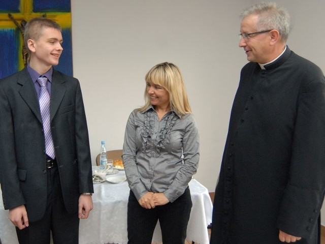 Rafał Gudyka, ks. dr Jan Krynicki i Małgorzata Kucharska, dyr. biura PKB w Rzeszowie. Fot. Krystyna Baranowska