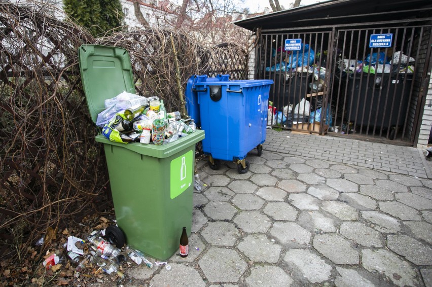 Śmieci w Warszawie wysypują się z kontenerów. Nowe zasady,...