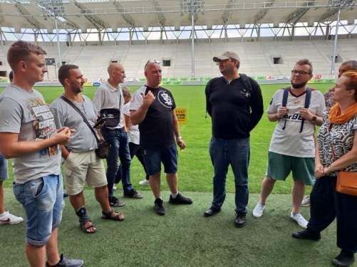 Kibice ŁKS laureatami. Zwiedzali stadion ŁKS, zadawali pytania i dostali książki. Zdjęcia