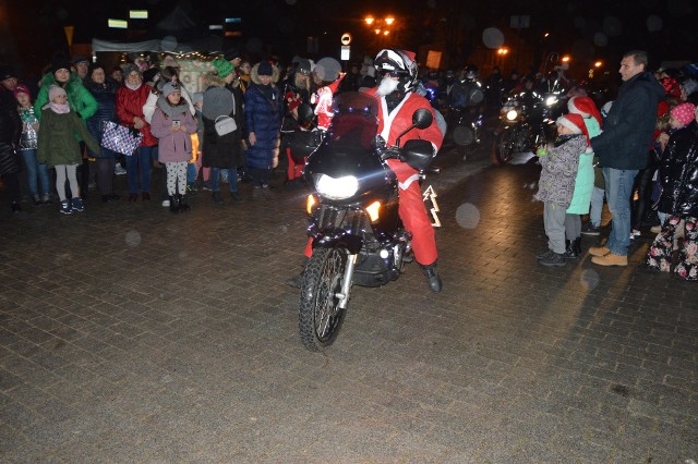 W uroczystościach wzięło udział kilkaset dzieci, dla których specjalnie przyjechały Mikołaje na motocyklach.