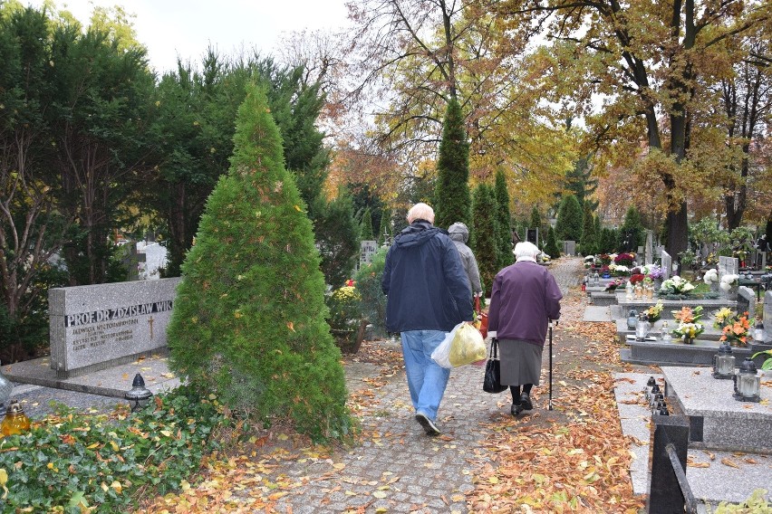 Na cmentarzu przy ul. Bujwida nie ma tłumów