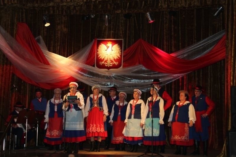 Seniorzy z zespołu folklorystycznego "Kujawy" zaprezentowali swój program przygotowany na 100-lecie Niepodległej