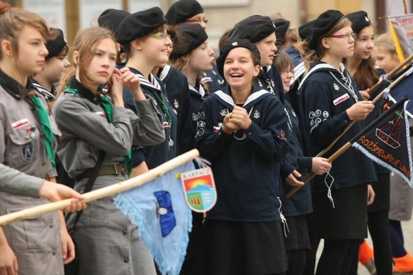 Ponad 200 harcerek na wrocławskim Rynku (ZDJĘCIA)