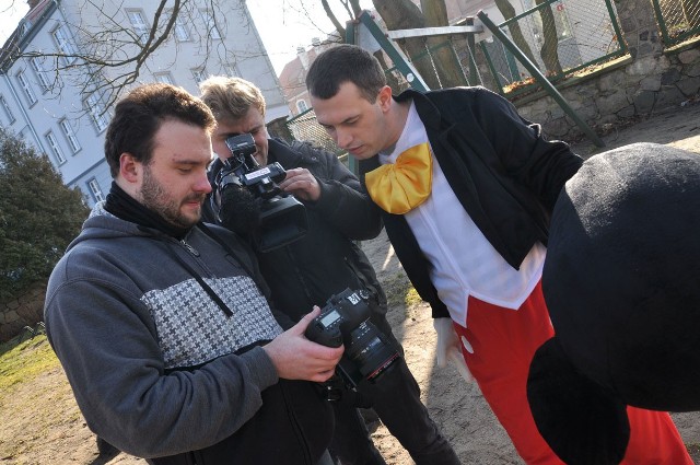 Zabawa na planie filmowym szczecineckiej wersji "Happy&#8221;. Od lewej Mateusz Gąsiorowski i Paweł Adamowski. 