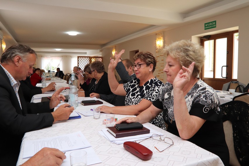 W absolutoryjnej sesji Rady Gminy Łopuszno uczestniczyło 13...