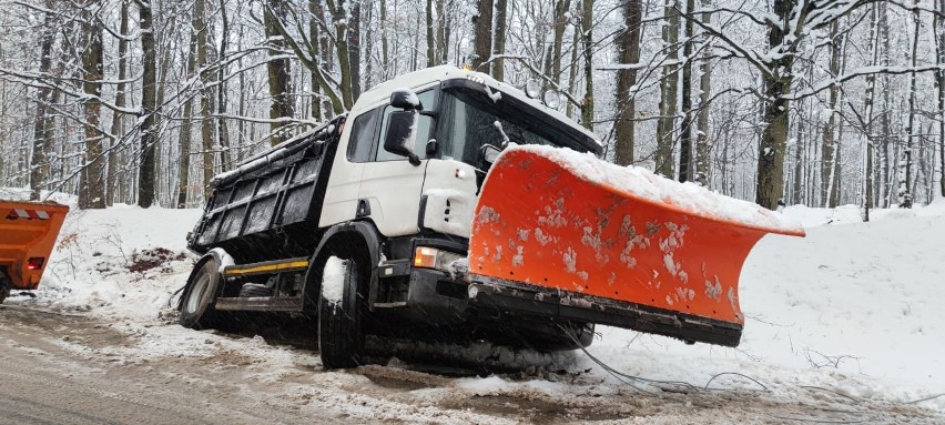 Atak zimy w Koszalinie i regionie. Spadło kilkanaście centymetrów śniegu. Fatalne warunki na drogach [RAPORT]