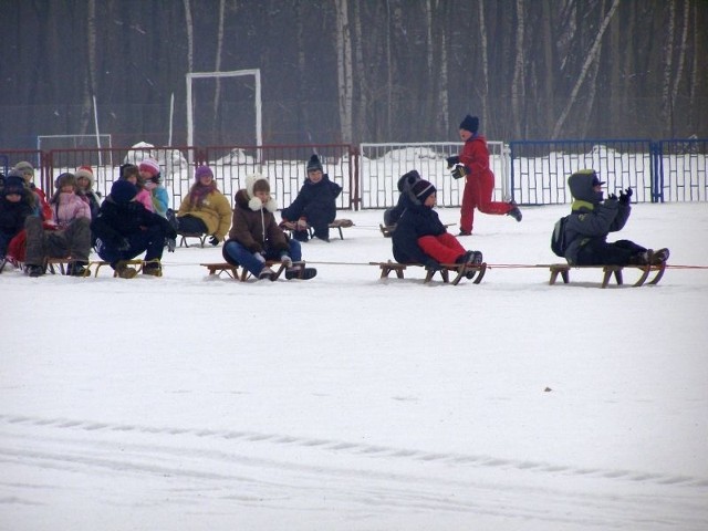 Jeśli w tym roku zimowa pogoda dopisze na miejkim stadionie Ośrodka Kultury Fizycznej w Łapach odbędzie się przejażdżka saneczkami, a po niej tradycyjnie dzieci upieką kiełbaski na ognisku. 