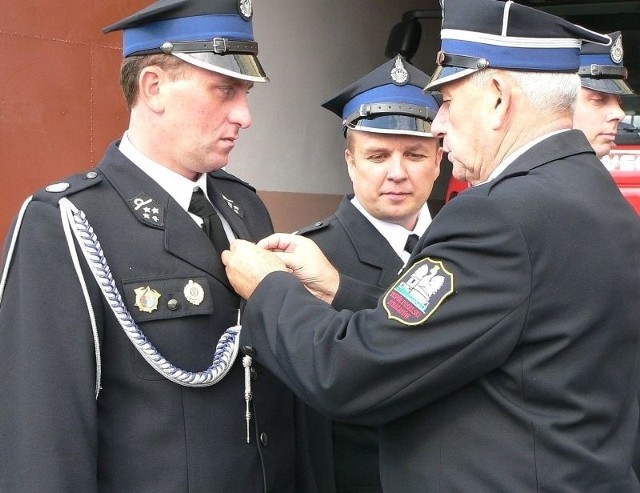Robert Burchan pierwszy otrzymał złoty medal &#8222;Za Zasługi dla Pożarnictwa&#8221;, z rąk posła Mirosława Pawlaka.