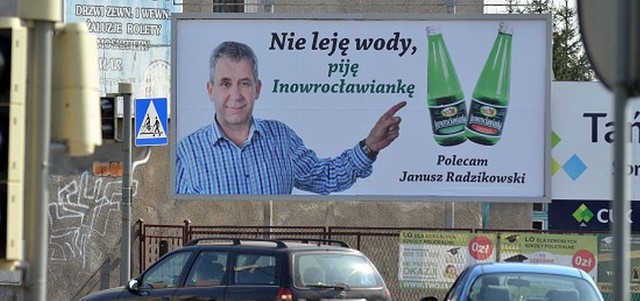 Radny Janusz Radzikowski przed laty z bilbordów zachęcał do picia miejskiej wody "Inowrocławianka".