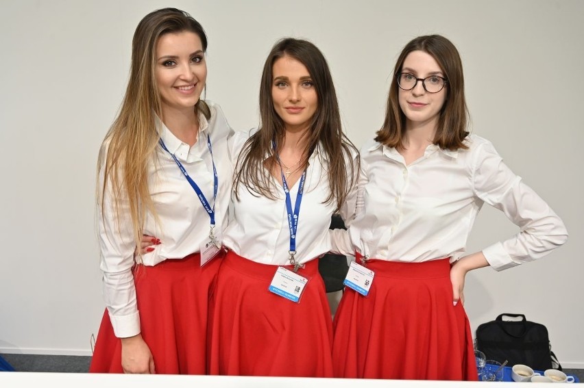 Piękne hostessy zachwycają na Międzynarodowym Salonie Przemysłu Obronnego w Kielcach [ZDJĘCIA]  