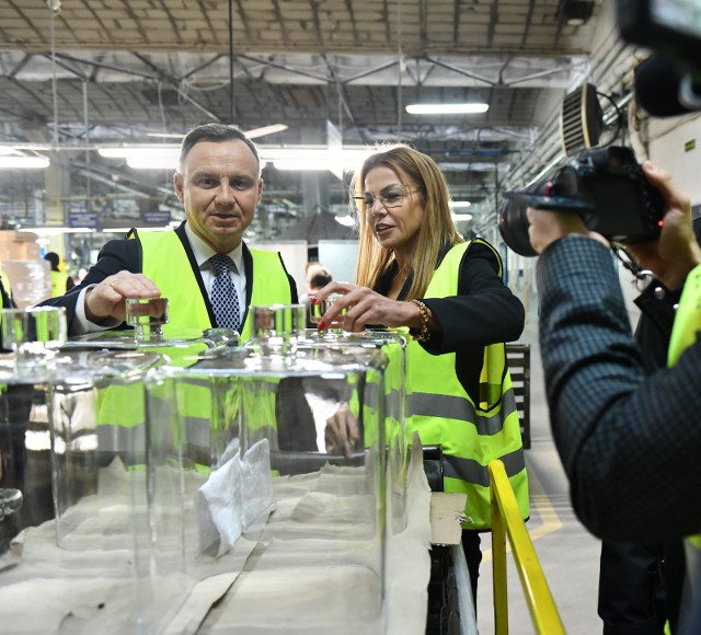Na zaproszenie zarządu Krosno Glass SA, Prezydent RP Andrzej Duda odwiedził 18 listopada jedną z największych i najstarszych hut szkła użytkowego w Polsce.