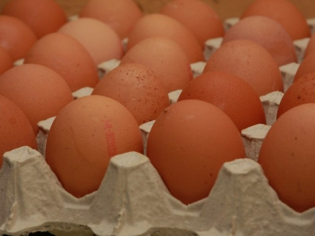 W Skwierzynie kompletnie pijany mężczyzna ukradł z warzywniaka cztery palety jaj. Czyżby rozpoczął przygotowania do świąt wielkanocnych?