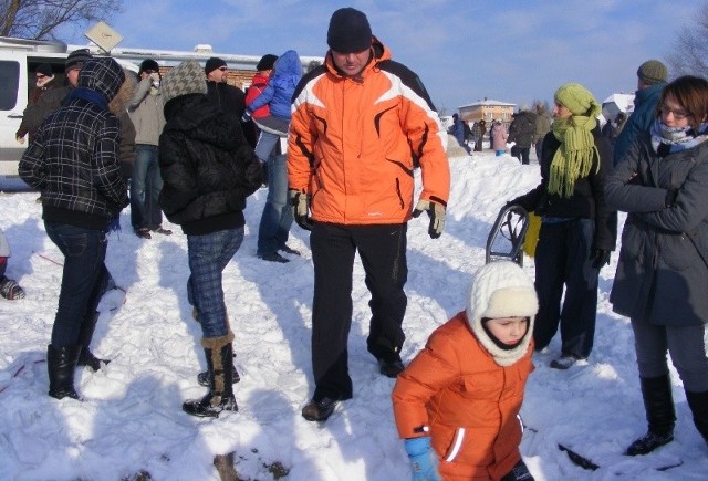 Prezydent Wojciech Bernatowicz (na zdjęciu)z synkiem Piotrusiem bawił się na zimowym pikniku nad zalewem Lubianka.