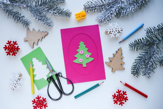Podsuwamy najlepsze pomysły na samodzielne zrobienie świątecznych kartek. Zajrzyj do naszej galerii inspiracji na bożonarodzeniowe karnety DIY. Zobacz kolejne slajdy, przesuwając zdjęcia w prawo, naciśnij strzałkę lub przycisk NASTĘPNE
