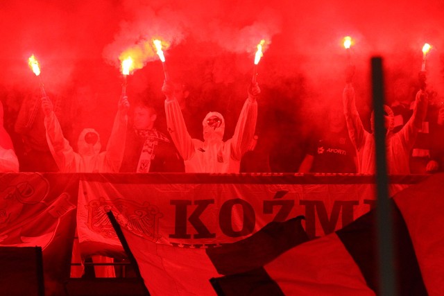 12 417 - tylu fanów Kolejorza pojawiło się w piątek wieczorem na poznańskim stadionie. Przejdź dalej i zobacz kolejne zdjęcia --->