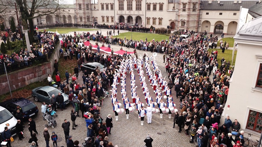 Setki osób zaśpiewały hymn państwowy w Kielcach [WIDEO, DUŻO ZDJĘĆ]