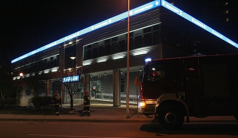 Pożar banku PKO BP. Na pomoc wyjechały dwa wozy strażackie. (foto)