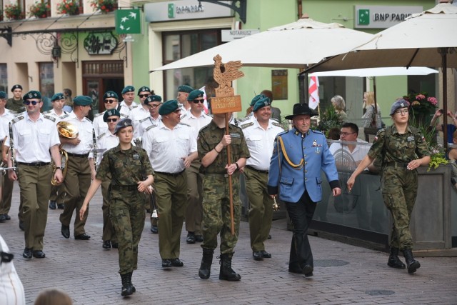 Trwa Święto Miasta Torunia. Z tej okazji w niedzielę (21.06) o godz. 16. z Rynku Nowomiejskiego wyruszył barwny orszak. W wydarzeniu organizowanym przez Kurkowe Bractwo Strzeleckie w Toruniu udział wzięli przedstawiciele władzy miasta: prezydent Torunia Michał Zaleski oraz przewodniczący Rady Miasta Torunia Marcin Czyżniewski. Zobaczcie naszą fotorelację z tego wydarzenia!Polecamy:Mieszkania dla seniorów na JAR-ze. Tak wyglądają! Władze Torunia rozdały pierwsze klucze [zdjęcia]Kiedyś, pociągiem z Torunia można było dojechać nawet do Londynu! [Retro]