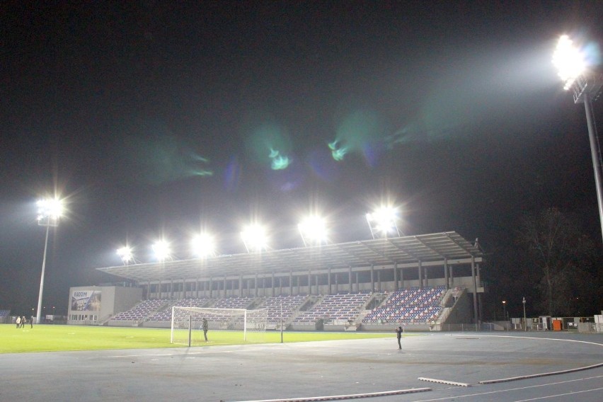 Radomski stadion przy ulicy Narutowicza 9 w pełni rozświetlony! Udana próba świateł (ZDJĘCIA)  