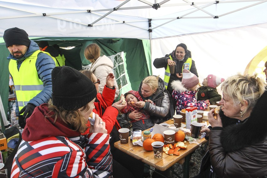 Na przejściach w Korczowej i Medyce ruch mniejszy, ale uchodźcy z Ukrainy wciąż przybywają w poszukiwaniu schronienia [ZDJECIA]