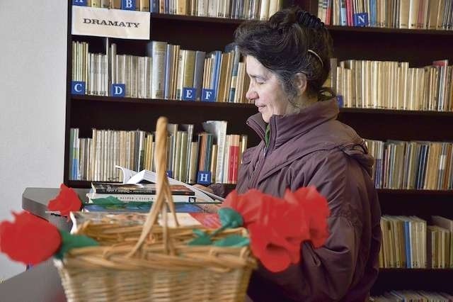 W Miejskiej Bibliotece Publicznej w Lipnie wybiera dla siebie książki Krystyna Chojnicka 