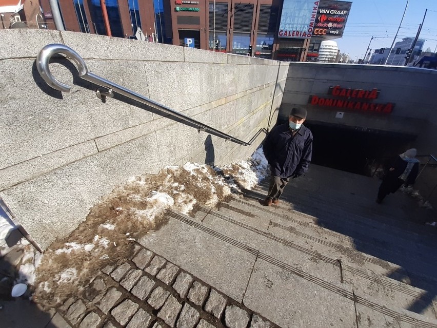 Odśnieżanie po wrocławsku. Jak tu przejść, gdy wszędzie hałdy śniegu? [ZDJĘCIA]