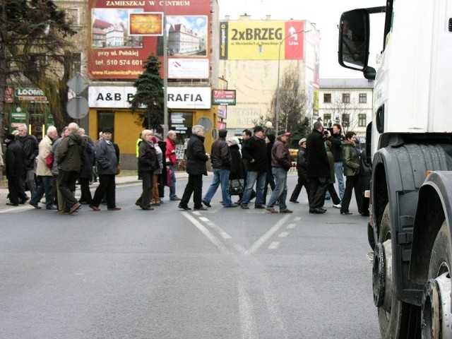 Mieszkańcy blokowali drogę w proteście przeiwko ruchowi samochodów ciężarowych.