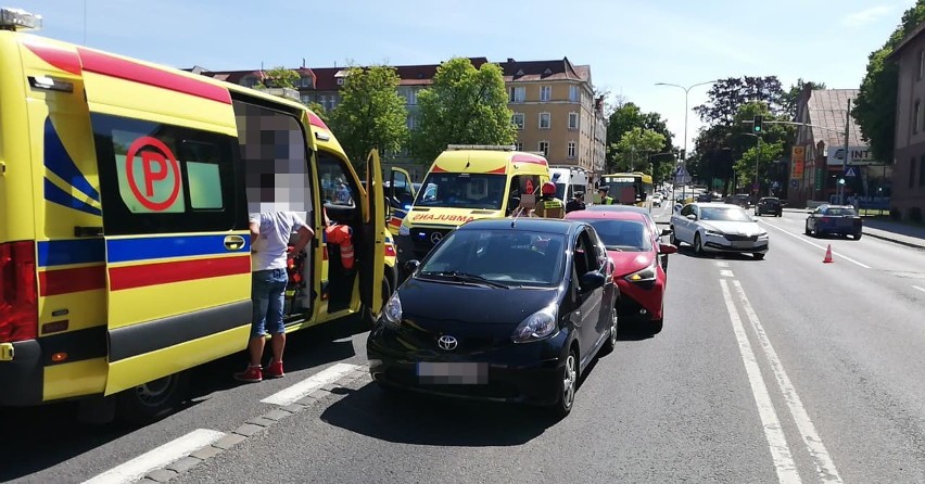 Stłuczka trzech aut na ul. Westerplatte w Słupsku. Dwie osoby odwieziono do szpitala