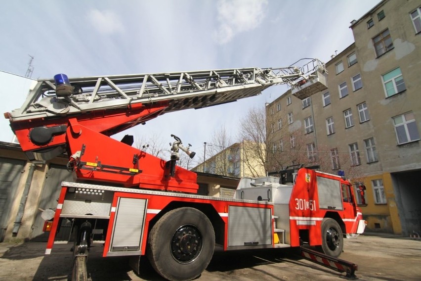 Wrocław: Straż pożarna znalazła martwą kobietę w mieszkaniu przy ul. Dąbrowskiego (ZDJĘCIA)