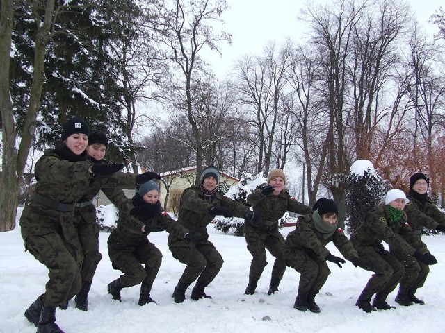 Uczniowie klas wojskowych podczas zaprawy na obozie zimowym.