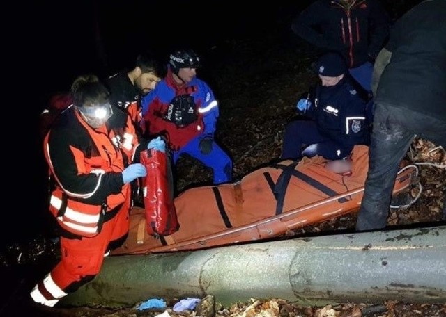 Poważny wypadek drwala w lesie w Porąbce. Uratowali go policjanci i GOPR-owcy