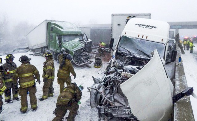 W Ohio ok. 50 pojazdów brało udział w karambolu na autostradzie, w którym zginęły co najmniej 4 osoby.