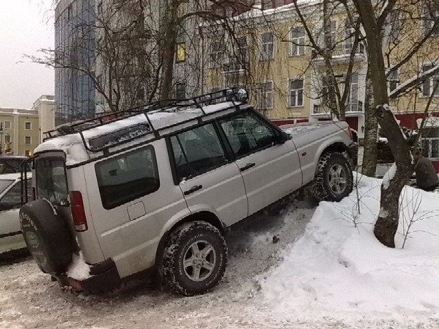 Samochód zaparkowany na zaspie