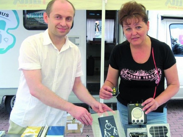 Wolontariusze Anna Rakowicz i Andrzej Lubak pokazywali łomżanom jak działają najnowsze pomoce dla niewidomych