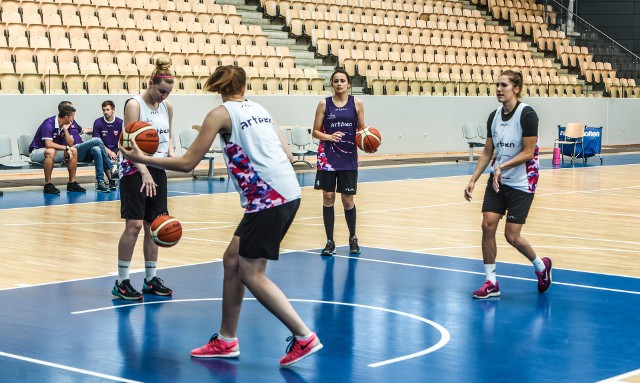 Trening koszykarek Artego Bydgoszcz na pierwszych zajęciach przed sezonem 7 sierpnia w Artego Arenie.