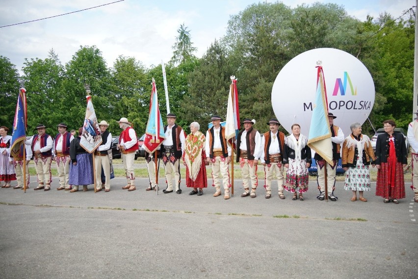 Lachy Sądeckie i Górale integrowali się podczas mszy św. Razem chcą pielgrzymować do Kalwarii Zebrzydowskiej [ZDJĘCIA]