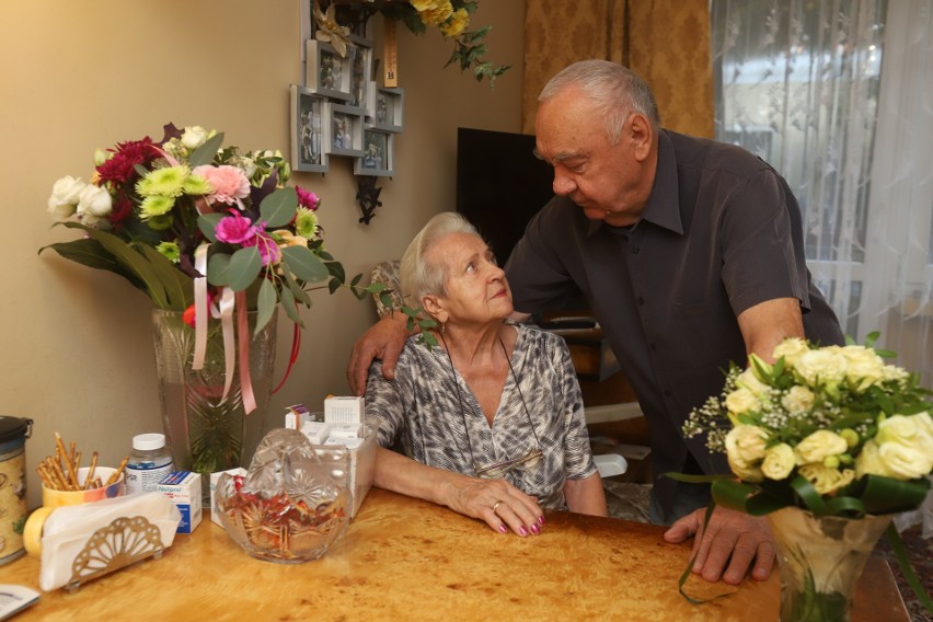 Pan Jan, lat 88 i 81-letnia pani Urszula pobrali się w sobotę po 17 latach narzeczeństwa. Ślubu udzieliła im Hanna Zdanowska. 