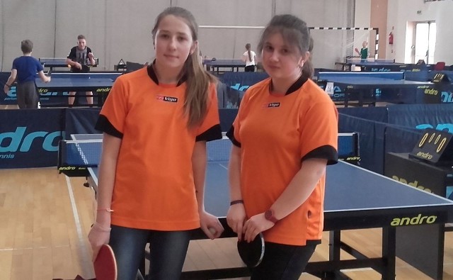 Natalia Robak (z lewej) zajęła pierwsze miejsce, a jej koleżanka Oliwia Wijas - drugie w wojewódzkim turnieju tenisa stołowego w Bilczy.