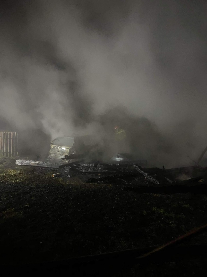 Pożar w Koziej Woli. W środku nocy spłonęła szopa, stodoła i volkswagen golf w środku [ZDJECIA]